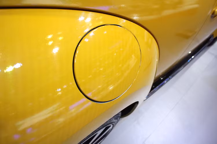 Chỉ với những chi tiết trên, có thể khẳng định chiếc Beet;e Dune tại VIMS 2016 chỉ là bản 2.0T thường được trang trí lại. Để ý kỹ hơn, có thể thấy màu vàng trên thân xe là màu của một lớp tem trùm khi ở trên thân xe, những vết sọc đều do kỹ thuật in không hoàn hảo hiện ra khá rõ.