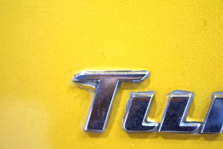 Nếu "săm soi" từng chi tiết như bên trong các hốc bánh, vị trí tiếp giáp giữa các panel thân xe hay những logo, có thể thấy rõ lớp decal dán bên ngoài đã bị bong nhẹ, để lộ màu trắng nguyên bản của chiếc xe ở phía sau.