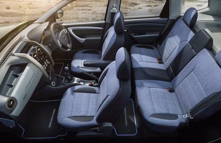 Những nâng cấp trang trí mới tiếp tục xuất hiện trong nội thất của xe, với các ghế được bọc vải bò màu xanh khỏe khoắn cùng các tấm thảm viền chỉ xanh cùng màu với ghế ngồi và logo Adventure.