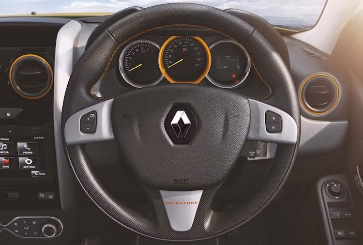 Chưa dừng lại ở đó, bảng táp-lô của xe còn được trang trí bởi những đường viền màu cam bao quanh các khe gió điều hòa và đồng hồ tốc độ. Phiên bản này cũng được trang bị sẵn hệ thống thông tin giải trí kèm màn hình cảm ứng.