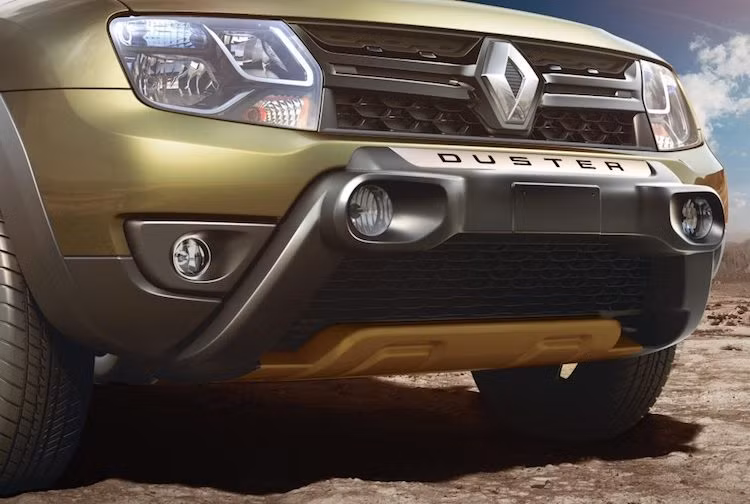 So với phiên bản từng được trưng bày tại Việt Nam, Duster Adventure sở hữu ngoại thất đậm chất offroad và "hầm hố" hơn. Ở phía trước, chiếc xe được trang bị cản trước kèm ba-đờ-sốc, đèn chiếu sáng tăng cường và tấm bảo vệ dưới cản.