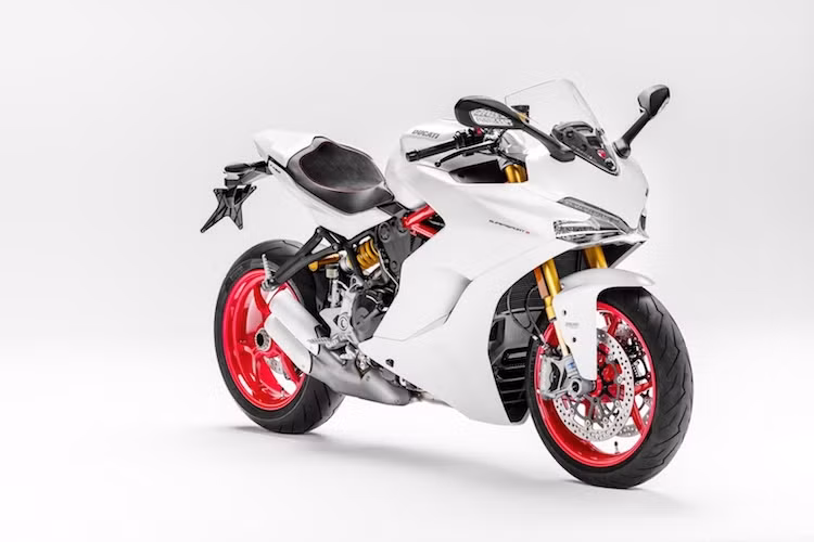 Nằm ở phân khúc sport touring cao cấp, Ducati Supersport là mẫu xe được thiết kế nhằm hướng tới những người yêu thích kiểu dáng và hiệu năng mạnh mẽ của một chiếc superbike, nhưng lại không thể "chịu nổi" tư thế ngồi kém thoải mái của kiểu dáng xe này.