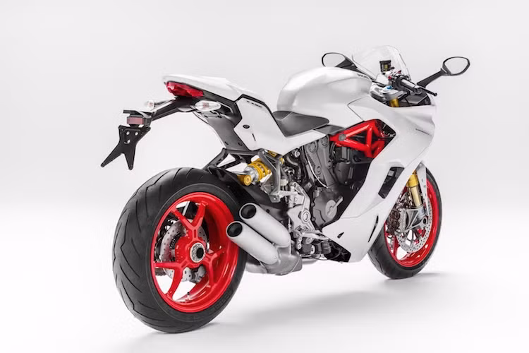 Ducati sẽ bán Supersport với 2 phiên bản là bản thường và bản thể thao S. Trong đó, sự khác biệt của bản S sẽ là phuộc Ohlins thay vì Sachs và yên đôi phía sau sử dụng ốp có thể tháo rời để trở thành yên solo. Một số chi tiết khác của xe bao gồm heo Brembo M4, cặp mâm hình đinh ba như 1299 Panigale, lốp Pirelli Diablo Rosso II, hệ thống điều khiển lực kéo 8 chế độ và 3 chế độ lái Sport - Touring - Urban.