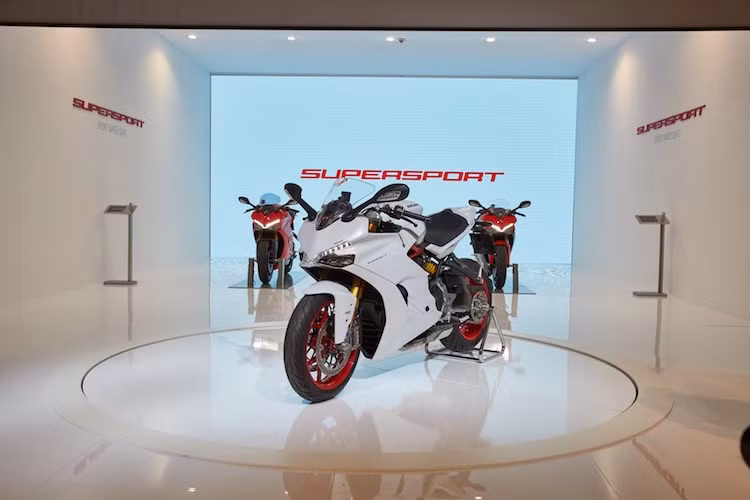 Hiện tại, Ducati Supersport đã có giá bán chính thức tại thị trường Anh. Trong đó phiên bản thường có giá từ 10.995 Bảng (tương đương 303 triệu đồng) và bản S thể thao giá 12.295 Bảng (tương đương 339 triệu đồng).