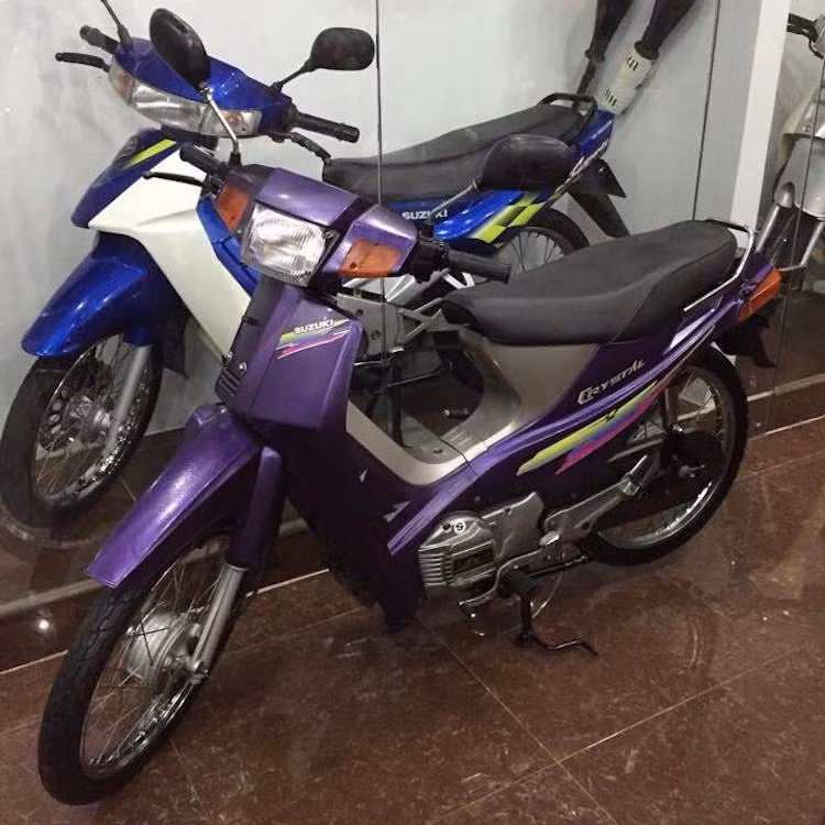 Một mẫu xe độc đáo khác trong bộ sưu tập này đó là chiếc Suzuki Crystal 110 với màu sơn tím-bạc khá "độc". Được nhập vào Việt Nam từ đầu thập niên 90, nhưng Suzuki Crystal thường chỉ được biết tới với phiên bản màu đen tuyền. Tại Việt Nam, tên gọi của mẫu xe này thường được dân chơi "Việt hóa" thành "Su-kít-tan".