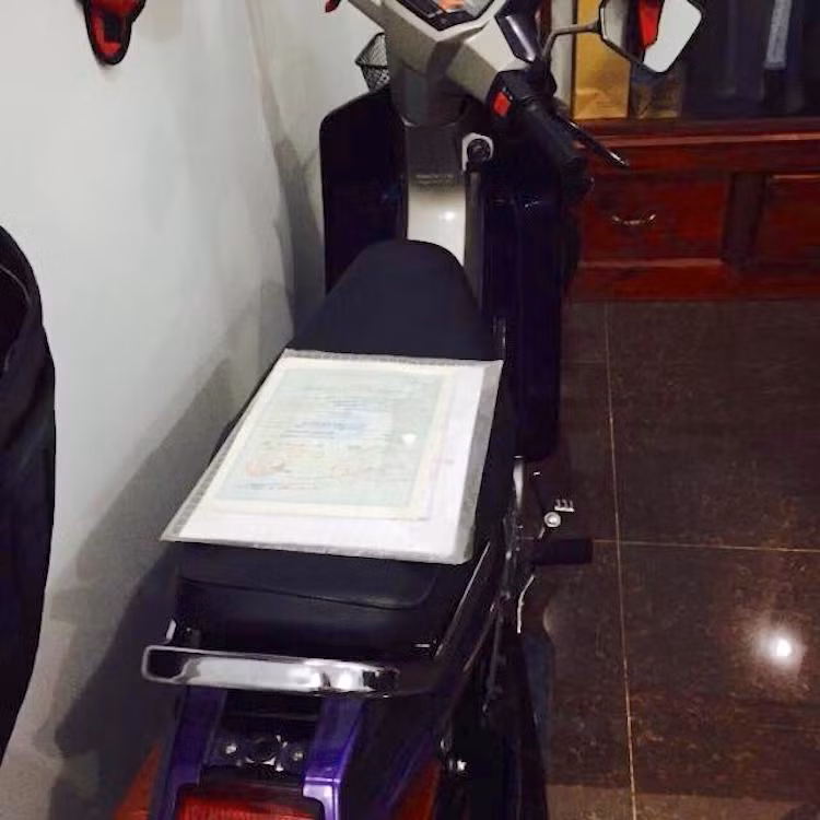 Giống như tất cả những mẫu xe khác trong bộ sưu tập, chiếc Suzuki Crystal này cũng đi kèm với đầy đủ giấy tờ chứng minh nguồn gốc để có thể dễ dàng đăng ký ra biển. Hiện nay, những chiếc xe 2 kỳ với giấy tờ đầy đủ, sang tên bình thường đều có giá rất cao.