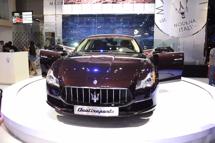 1 trong 2 mẫu xe mới của Maserati tại triển lãm VIMS 2016 đó là chiếc xe sang cỡ lớn Quattroporte phiên bản 2017 mới nhất. Có một số thay đổi nhỏ so với bản cũ ở ngoại thất, Quattroporte nổi bật bởi nội thất được nâng cấp và chia thành 2 cấu hình: GranLusso – sang trọng và GranSport – thể thao.