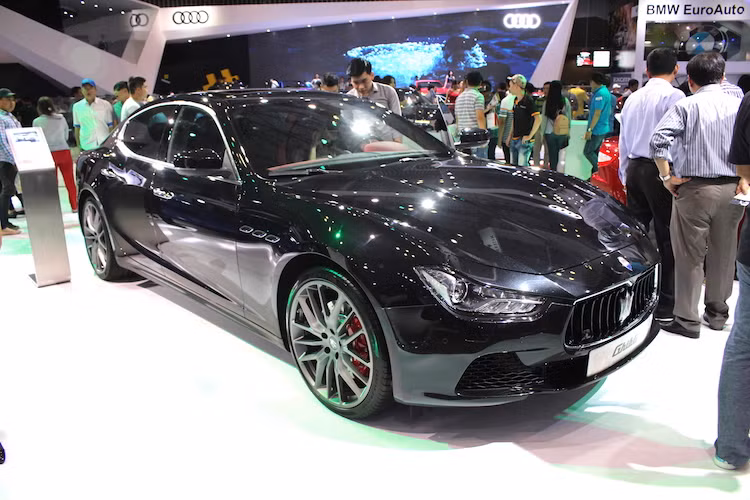 Tấn công vào phân khúc sedan cao cấp hạng trung của Mercedes E-Class hay BMW 5 Series, Maserati cũng có dòng sedan Ghibli thế hệ mới, thừa hưởng ngôn ngữ thiết kế tinh tế nhưng thể thao của hãng và được trang bị động cơ xăng V6 3.0L tăng áp. Động cơ này có công suất 330 mã lực tại 5.000v/ph và mô-men xoắn cực đại 500Nm tại 4.500v/ph.