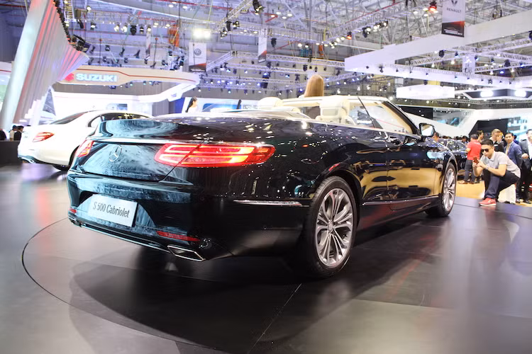 Với đẳng cấp sang trọng và hàng loạt các tiện nghi, công nghệ mới nhất, S500 Cabriolet hiện đang là một trong những dòng Mercedes đắt nhất Việt Nam, với giá niêm yết lên tới 10,799 tỷ đồng.