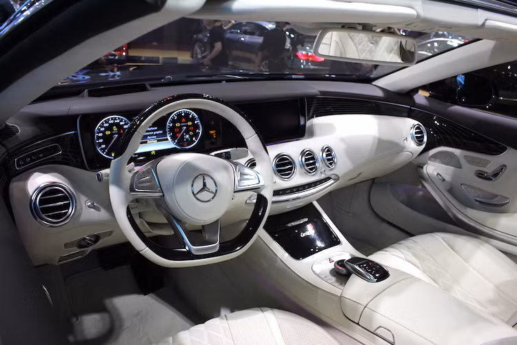 Ở bên trong nội thất, cũng giống như các phiên bản S-Class khác, S500 Cabriolet cũng sở hữu nội thất xa hoa và tích hợp đầy đủ các tiện nghi hiện đại. Thay vì vô-lăng 2 chấu như trên các phiên bản sedan, S500 Cabriolet sử dụng vô-lăng 3 chấu đa chức năng giống nhiều dòng xe mang tính thể thao khác của Mercedes.