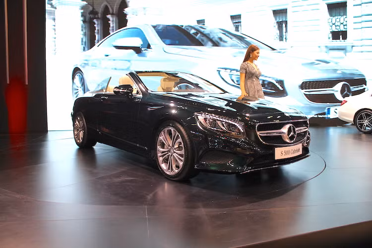 Hệ thống treo khí nén AIRMATIC với 2 chế độ “Thể thao” và “Êm ái”, cho phép người dùng trải nghiệm cảm giác lái thể thao hoặc sự êm ái nổi tiếng của dòng S-Class chỉ với thao tác nhấn nút đơn giản. Ngoài ra, S500 Cabriolet cũng được trang bị nhiều công nghệ an toàn khác, như hệ thống phanh Pre-Safe có khả năng phát hiện người qua đường phía trước xe, giám sát làn đường chủ động, dự báo khả năng xảy ra va chạm, trợ lái thông minh…