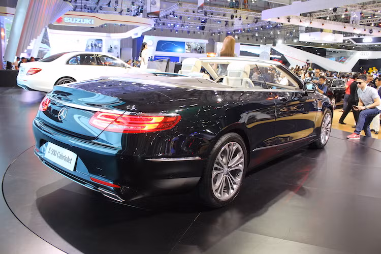 Dù có kích thước lớn nhưng mui của xe có thể đóng/mở chỉ trong 20 giây ở tốc độ dưới 60 km/h. Phần đuôi của S500 Cabriolet cũng "y chang" phiên bản S-Class Coupe với các đèn hậu LED mỏng, kéo dài và nối liền với nhau bởi một thanh nẹp chrome thanh lịch. Chiếc S500 Cabriole tại triển lãm có mâm 15 cánh đẹp mắt.