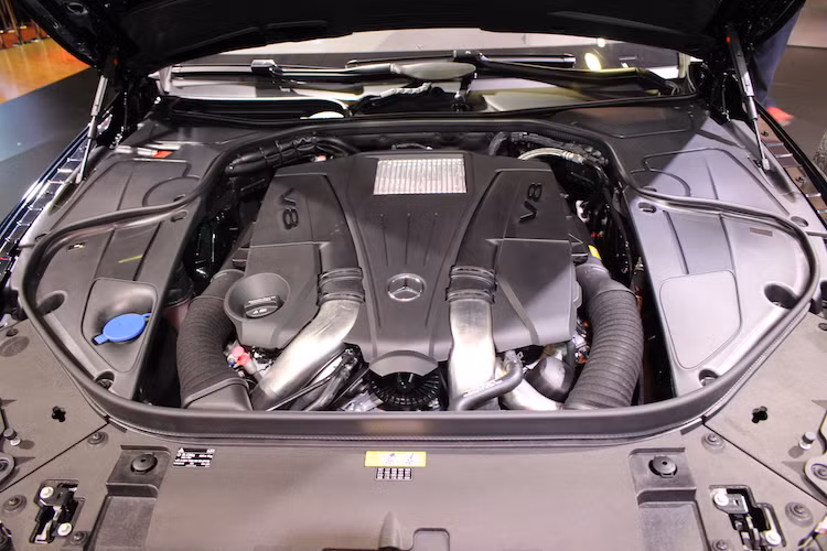 Giống như các dòng S500 khác, phiên bản S500 Cabriolet cũng được trang bị động cơ V8 4.7 lít tăng áp kép, cho công suất 450 mã lực và mô-men xoắn cực đại lên tới 700 Nm, đi kèm với hộp số tự động 7G-Tronic Plus và hệ thống dẫn động cầu sau. Xe có khả năng tăng tốc từ 0 lên 100km/h trong vòng 4,6 giây và tốc độ tối đa 250 km/h.