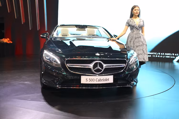 Dựa trên cơ sở S-Class Coupe, S500 Cabriolet sở hữu thân xe với thiết kế bên ngoài tương tự. Được thiết kế theo ngôn ngữ Sensual Purity mới của Mercedes, chiếc xe cũng có cặp đèn pha LED nổi bật và lưới tản nhiệt với logo Mercedes lớn ở chính giữa, cùng một thanh nẹp lớn chạy ngang, khác với mẫu lưới tản nhiệt nhiều nan của các bản S-Class sedan.