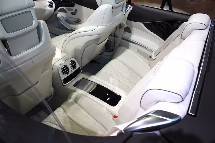 Nội thất của S500 Cabriolet được trang bị thêm hệ thống điều hoà thông minh THERMOTRONIC mới, đảm bảo làm mát ngay cả khi mở mui. Các ghế ngồi của xe được bọc trong da Nappa cao cấp với những đường vân dập nổi và chỉ thêu tinh xảo. Dù có kích thước lớn, nhưng hàng ghế sau của S-Class Cabriolet vẫn có khoảng để chân hẹp.