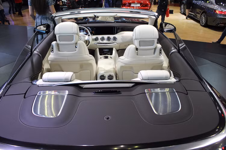 Là phiên bản cao cấp nhất của dòng S-Class mui trần, chiếc xe cũng được trang bị sẵn những tùy chọn trên các phiên bản khác như ghế, vô-lăng và bệ tì tay có sưởi; nước hoa AIR-BALANCE, sưởi cổ AIRSCARF, dàn âm thanh hi-end Burmester high-end 3D với 24 loa có tổng công suất 1520W và hệ thống chặn gió khi mở mui AIRCAP.