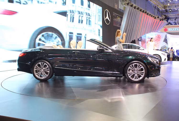 Ở hai bên thân xe, S500 Cabriolet cũng sở hữu kiểu dáng sang trọng, tinh tế như các dòng S-Class Coupe khác, ngoại trừ phần mui cứng đã bị "cưa" đi và thay bằng mui xếp mềm. Bộ mui xếp của xe được cấu thành từ 3 lớp vải DINAMICA để đảm bảo độ cách âm, với 4 tuỳ chọn màu sắc khác nhau.