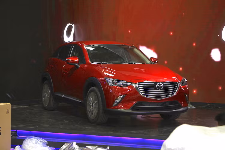 Trong khi đó, khu trưng bày của Mazda ở ngay bên cạnh Kia lại có nhiều điểm nhấn hơn. Một trong số đó là chiếc crossover hạng B Mazda CX-3. Đã từng nhiều lần được đồn đoán sẽ được phân phối chính hãng tại thị trường Việt Nam, tuy nhiên đây là lần đầu tiên CX-3 về nước ta.