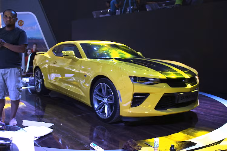 Tâm điểm của Chevrolet năm nay tại VMS là chiếc xe "cơ bắp" Camaro SS thế hệ mới, với tông màu vàng và các sọc đen chạy trên nắp ca-pô tương tự robot Bumblebee trong "bom tấn" Transformers. Phiên bản này được trang bị khối động cơ V8 6.2l nạp khí tự nhiên có tên mã LT1 như siêu xe Corvette C7 tại VMS 2015, đạt công suất tối đa 455 mã lực.