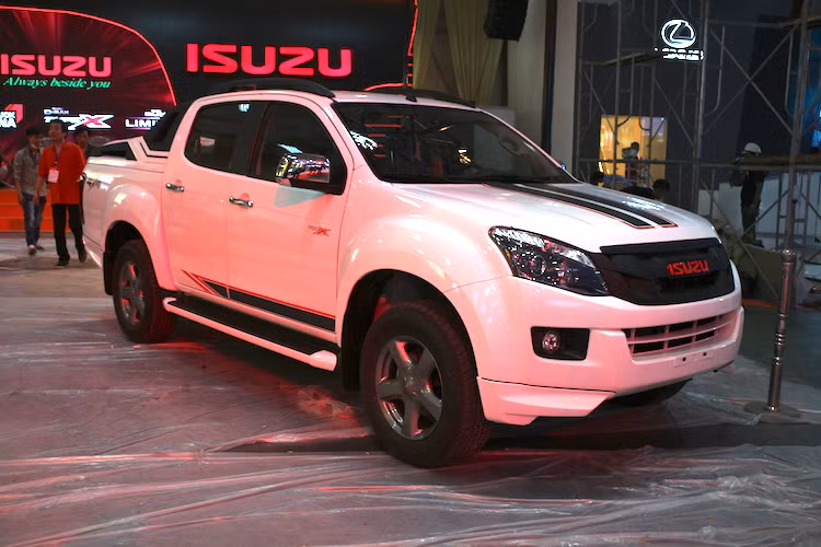 Cuối cùng, Isuzu Việt Nam sẽ đem tới phiên bản mới của dòng bán tải D-Max với tên gọi Type-X. So với các phiên bản thường, Type-X sở hữu lưới tản nhiệt màu đen kèm logo Isuzu đỏ, bộ ốp cản trước và sau, mâm xe màu xám đậm, bộ decal thể thao trang trí dọc thân xe, nắp capo và phía sau xe cùng với nắp che thùng sau thiết kế mới.