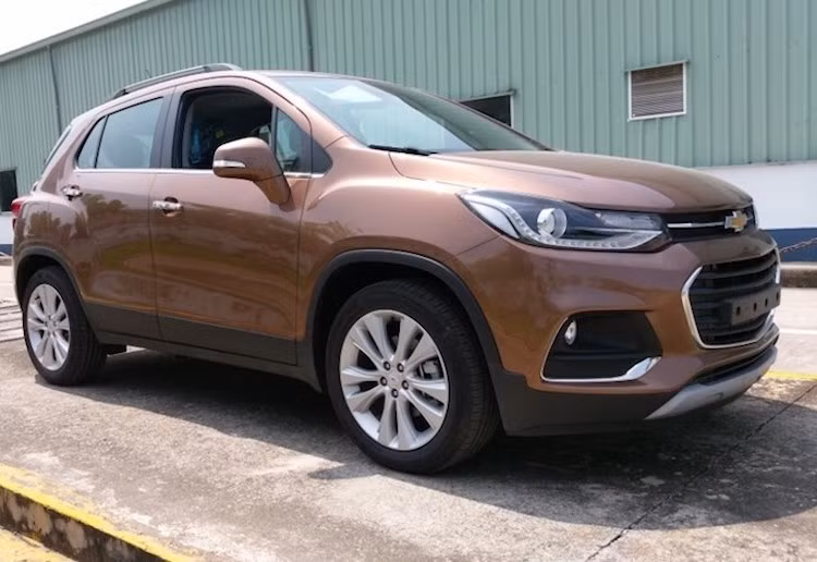 Cách đây gần tròn 1 năm, cũng tại triển lãm ôtô Việt Nam (VMS) 2015, Chevrolet đã lần đầu tiên trưng bày chiếc mini crossover Trax. Năm nay, Chevrolet Trax 2016 mới nhất chắc chắn cũng sẽ xuất hiện tại khu trưng bày của hãng. Hiện tại, vẫn chưa rõ lần này Chevrolet sẽ chỉ tiếp tục trưng bày Trax 2016 để thăm dò ý kiến khách hàng như lần trước, hay hãng sẽ công bố và phân phối chính thức dòng xe này tại Việt Nam.