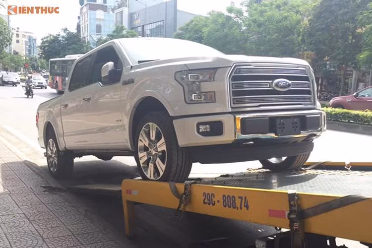 Năm nay, Ford tham dự VMS 2016 với 2 mẫu xe tâm điểm đều là "hàng nhập Mỹ". Trong đó chiếc xe mang tính chất trưng bày là mẫu bán tải F150 thế hệ mới, đã xuất hiện khá nhiều tại Việt Nam do được các công ty nhập khẩu tư nhân đem về.