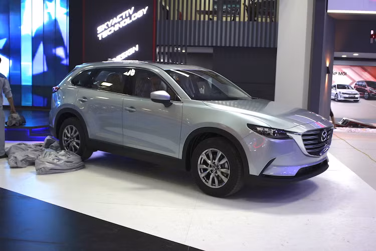 Trong khi CX-3 là dòng crossover giá rẻ nhất của Mazda hiện tại thì chỉ cách đó vài mét, mẫu SUV cỡ lớn cao cấp nhất của hãng là CX-9 cũng hiện diện trong khu vực trưng bày Mazda. Ra mắt lần đầu từ tháng 11/2015, CX-9 thế hệ mới là một chiếc xe hoàn toàn khác biệt so với thế hệ cũ.