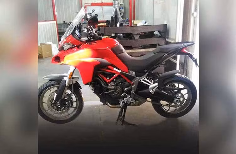 Tuy nhiên để giảm giá thành, chiếc xe không được trang bị đèn pha LED có khả năng đổi góc chiếu như Multistrada 1200. Bên cạnh đó, giống như những mẫu Ducati có giá hợp lý khác, Multiatrada 939 đã chuyển sang sử dụng gắp đôi phía sau thay vì gắp đơn. Mặc dù vậy, chiếc xe đã có mâm đúc 6 cánh kép khá đẹp mắt.