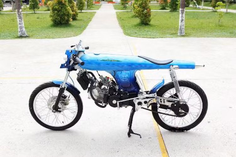 Cách đây 2 năm, Bandit9 - studio độ xe được thành lập ở Sài Gòn vào năm 2009 bởi nhà thiết kế Phillipines Daryl Villanueva đã tạo ra EVE - một chiếc Honda 67 độ cực đẹp mắt với thân xe thon dài, khá giống hình dáng một quả rocket. Tại Việt Nam, đã có một số người chơi 67 độ lại xe theo phong cách này; tuy nhiên chiếc xe trong bài viết vẫn cực "độc" khi được chủ nhân "sáng tạo" nhiều chi tiết không có trên nguyên mẫu.