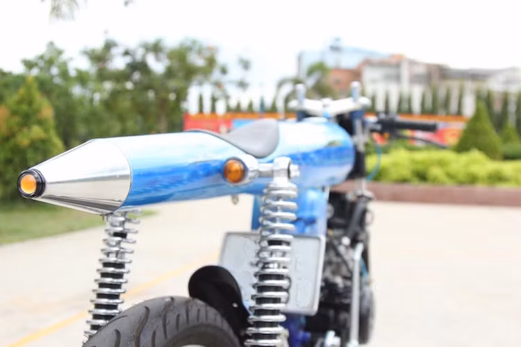 Chiếc yên solo bọc da mỏng với hình dáng yểu điệu của mẫu Bandit9 EVE gốc cũng vẫn được chủ xe giữ nguyên. Tuy nhiên khác với phiên bản gốc, chủ xe đã tích hợp đầy đủ các đèn báo hiệu ở phía sau cho chiếc xe.