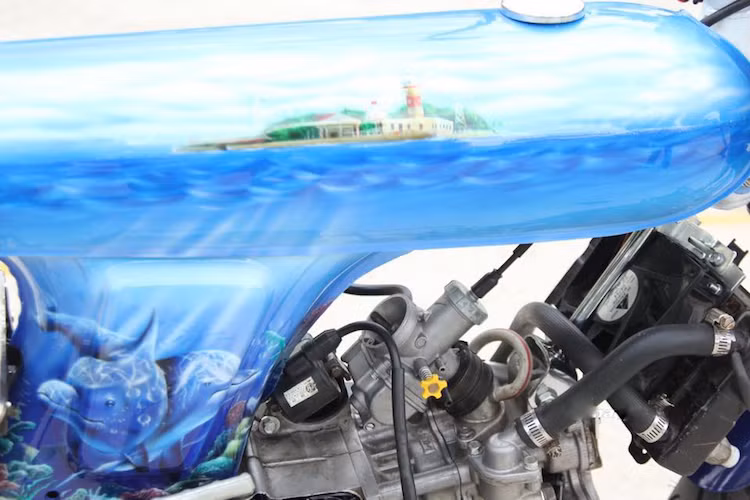 Phần thân xe hình rocket đặc trưng của Bandit9 EVE cũng đã được tái tạo lại một cách chính xác trên phiên bản độ "made in Việt Nam" này. Thay vì màu sơn chrome bạc như EVE, chủ xe đã lựa chọn cách sơn airbrush với cảm hứng lấy từ biển cả, mang hình ảnh của cá mập, những hòn đảo và tàu ngoài khơi.