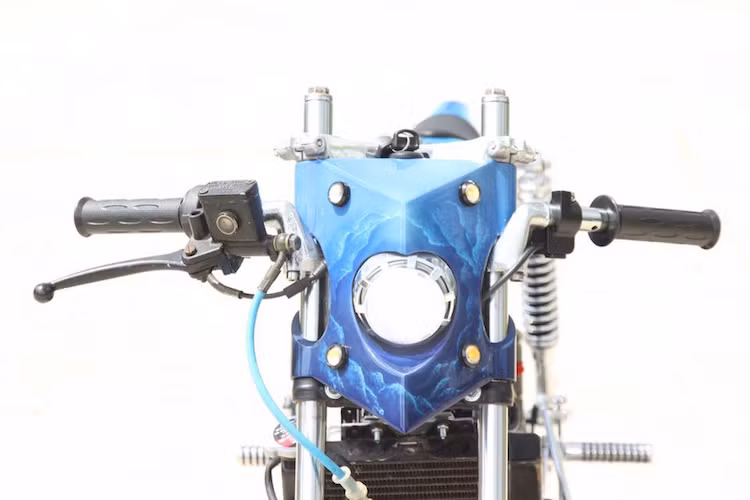 Thay vì phần đầu với đèn pha tròn cổ điển của EVE, chủ xe đã "thửa riêng" cho chiếc 67 dàn đầu trước mới đầy góc cạnh, lấy cảm hứng từ mũi tàu thủy đang rẽ sóng, kèm theo đèn pha mắt cầu và các đèn tín hiệu LED. Hệ thống phanh trước của xe cũng đã được nâng cấp lên phanh đĩa thay vì giữ phanh đùm nguyên bản như trên bản độ EVE gốc.