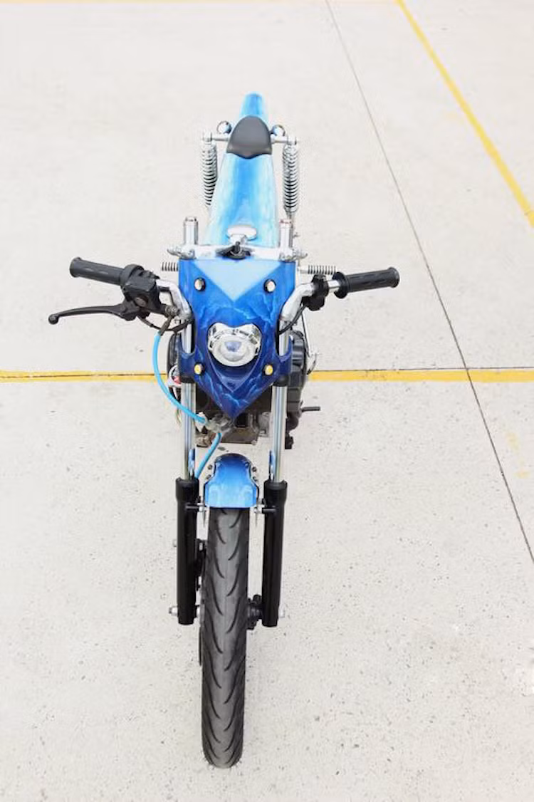 Không phải là chiếc xe duy nhất tại Việt nam lấy cảm hứng từ bản độ Bandit9 EVE, nhưng chiếc Honda 67 này đã "độc" hơn với sơn airbrush lấy cảm hứng từ biển cả, động cơ độ mạnh mẽ cùng một loạt chi tiết sáng tạo theo ý chủ nhân.