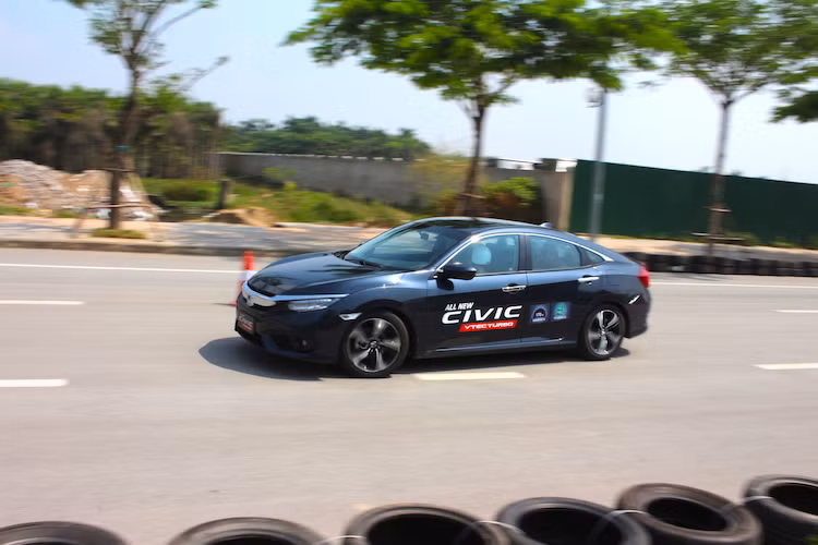 Với chiều rộng và chiều dài lớn hơn, khoảng cách giữa vị trí ngồi của hàng ghế trước tương ứng vị trí ngồi của hàng ghế sau tăng lên 45mm, trong khi khoảng không giữa đầu gối của người ngồi phía sau với hàng ghế trước cũng được tăng lên 70mm. Honda cũng đã bố trí riêng cho hàng ghế sau xe cửa gió điều hòa độc lập.