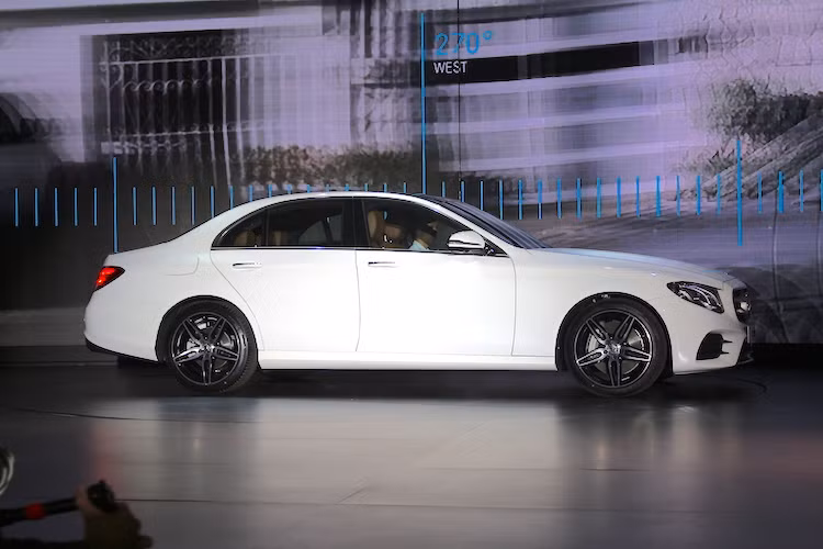 E-Class có trục cơ sở và chiều dài tổng thể lần lượt dài hơn 65 mm và 43 mm so với mẫu xe tiền nhiệm. Được "chấp bút" từ ngôn ngữ Sensual Purity, chiếc xe sở hữu nắp ca-pô kéo dài, khoang hành khách đẩy về phía sau cùng thiết kế vòm cửa dạng coupé không thể nhầm lẫn. Trên cả 2 phiên bản bán tại Việt Nam, E-Class đều có mâm 5 cánh kép, tuy nhiên phiên bản E300 AMG có các cánh mâm mảnh kiểu thể thao hơn.