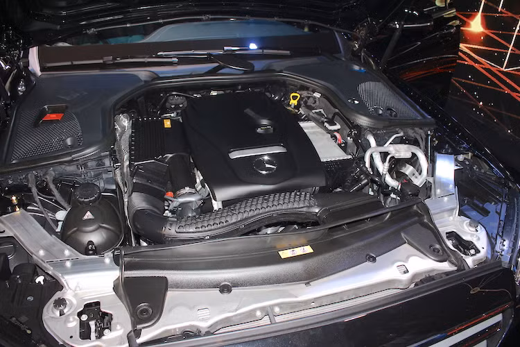 Tại Việt Nam, E-Class thế hệ mới sẽ được bán với 2 phiên bản là E200 và E300 AMG, cả 2 đều sử dụng động cơ tăng áp 2.0l 4 xi-lanh thẳng hàng, dẫn động cầu sau và hộp số tự động 9 cấp 9G-TRONIC. Trên E200, động cơ này đạt công suất 184 mã lực/300 Nm trong khi bản E300 AMG mạnh hơn, đạt 245 mã lực/370 Nm.