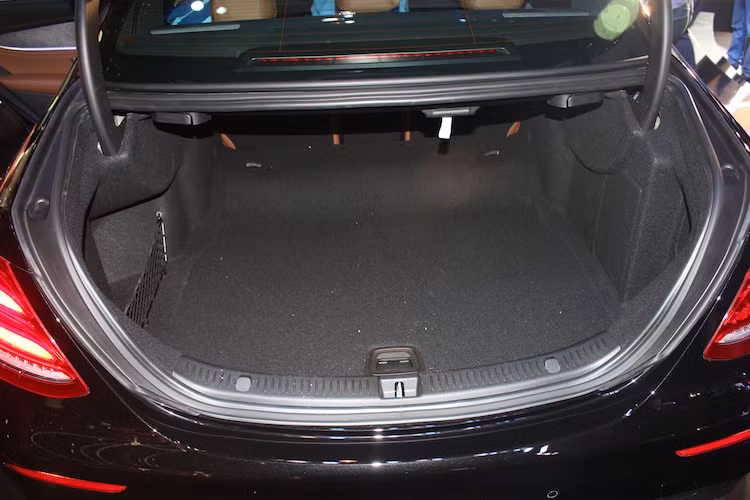 Các kích thước tổng thể tăng lên không chỉ đem tới cho E-Class nội thất rộng rãi hơn, mà còn giúp xe có được khoang hành lý với thể tích lên tới 540 lít - "đánh bại" một số đối thủ trong phân khúc như BMW 5 Series thế hệ mới hay Audi A6 (đều chỉ có 530 lít).