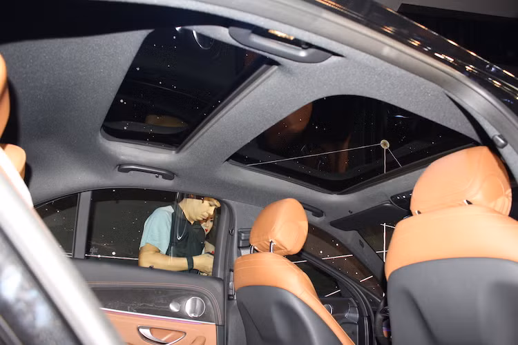 Ở phía trên trần, E-Class cũng có cửa sổ trời panorama. Tuy nhiên chỉ có phần trước của cửa sổ trời có khả năng mở ra. Hành khách ở khoang sau cũng sẽ được bảo đảm sự riêng tư và thoải mái tối đa với màn che nắng cửa sổ và màn che nắng kính sau chỉnh điện.