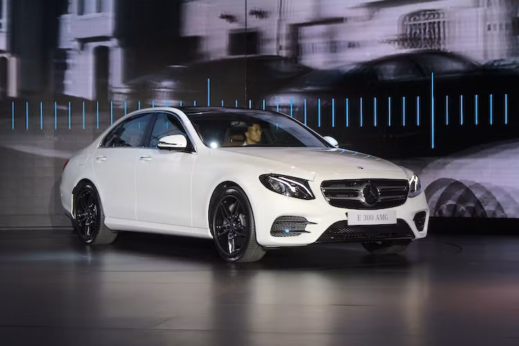 Phiên bản E200 có thời gian tăng tốc 0-100 km/h đạt 7,7 giây cùng mức tiêu thụ nhiên liệu trung bình (theo phương thức đo và phiên bản xe tiêu chuẩn của thị trường Đức) là 5,9 - 6,3 lít/100 km. Trong khi đó, các con số này trên bản E300 AMG là 6,2 giây và 6,3 - 6,9 lít/100 km. Cả 2 bản cũng đều được trang bị hệ thống lái DYNAMIC SELECT gồm các chế độ "Comfort", "ECO", "Sport", "Sport+" và “Individual”.