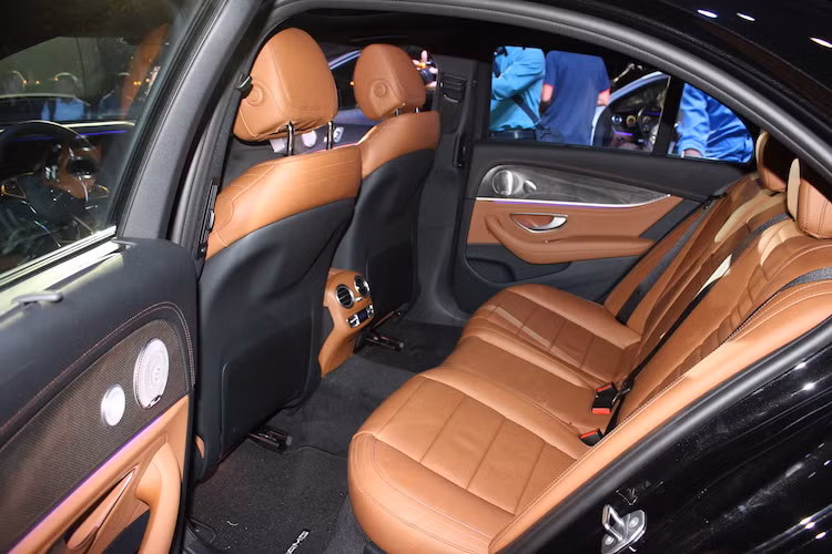 Một điểm đặc biệt khác của xe đó là hệ thống đèn viền với 64 màu sắc khác nhau với khả năng điều chỉnh trực tiếp trên thang màu. Ghế ngồi trên E-Class được thiết kế hoàn toàn mới với cảm hứng từ những chiếc du thuyền, cho phép điều chỉnh phần tựa bên hông để ôm sát cơ thể của hành khách.