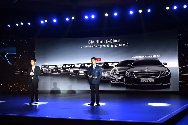 Chiều ngày 14 tháng 10 năm 2016, Mercedes-Benz Việt Nam (MBV) đã chính thức giới thiệu ra thị trường mẫu xe Mercedes E-Class 2017 thế hệ thứ 10 (W213) tại thủ đô Hà Nội. Như vậy, thế hệ mới nhất của E-Class đã được đưa về Việt Nam rất nhanh chóng, khi mẫu xe này mới chỉ được ra mắt lần đầu trên Thế giới vào tháng 1 năm nay.