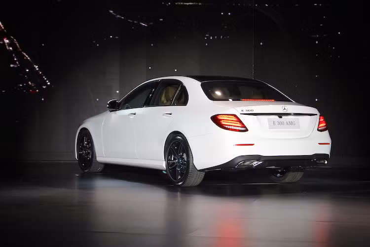 Đuôi xe được định hình bởi đường “bờ vai” mạnh mẽ cùng cụm đèn LED đơn mảnh với thiết kế cánh hạc đặc trưng của các mẫu saloon Mercedes-Benz. Cụm đèn hậu được thiết kế để “tỏa sáng” như những viên pha lê với thiết kế phản quang đặc biệt.