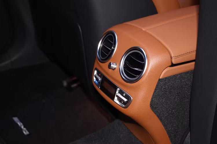 Không chỉ có hệ thống điều hòa không khí đa vùng, E-Class thế hệ mới còn sở hữu hệ thống hệ thống AIR-BALANCE với bộ lọc không khí cao cấp cùng chức năng ion hóa oxy. Chủ nhân của E-Class có thể lựa chọn 1 trong 4 hương nước hoa hảo hạng được điều chế độc quyền cho Mercedes-Benz bởi chuyên gia mùi hương Marc vom Ende.