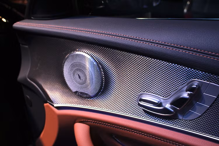 Trên phiên bản E300 AMG, hành khách cũng có thể trải nghiệm chất lượng âm thanh trung thực từ hệ thống loa Burmester® 13 loa công suất 590 watt. Mọi phiên bản của E-Class mới cũng đều được trang bị hệ thống treo thích ứng AGILITY Control, tuy nhiên chỉ có E300 AMG sở hữu hệ thống treo thể thao hạ thấp 15 mm.