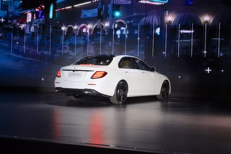 E-Class mới cũng đã được cải tiến mạnh mẽ về các trang bị an toàn chủ động lẫn bị động, khiến xe được chấm an toàn 5 sao của Ủy ban An toàn Giao thông châu Âu (EURO NCAP) ở tất cả các hạng mục đánh giá. Một số hệ thống an toàn nổi bật có thể kể tới là 9 túi khí, hỗ trợ khởi hành ngang dốc, hỗ trợ người lái chống xao nhãng khi lái xe (Attention Assist)...