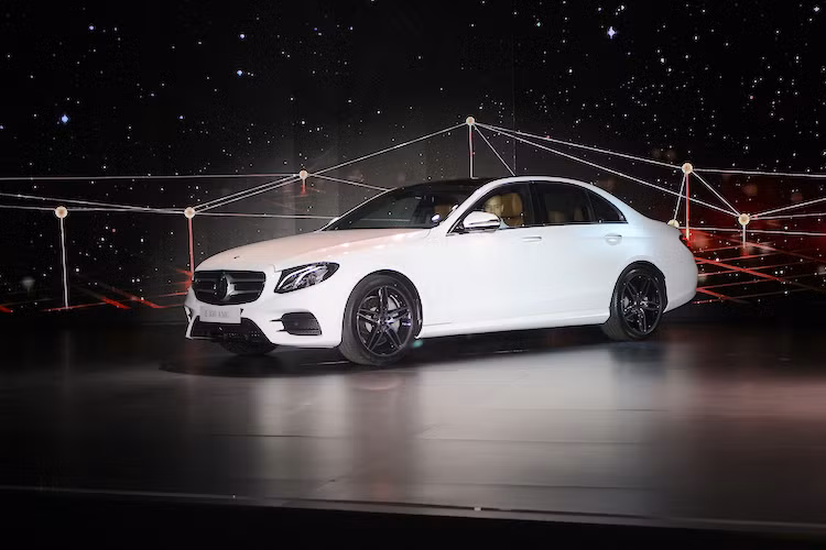 Thiết kế ngoại thất của E-Class là sự tổng hòa của 3 yếu tố: sự thời thượng, cá tính lịch lãm và chất thể thao. Giống như nhiều mẫu Mercedes đời mới khác, E-Class cũng được thiết kế theo ngôn ngữ Sensual Purity, khiến chiếc xe mang nhiều nét tương đồng với các dòng S-Class và C-Class đã ra mắt trước đó.