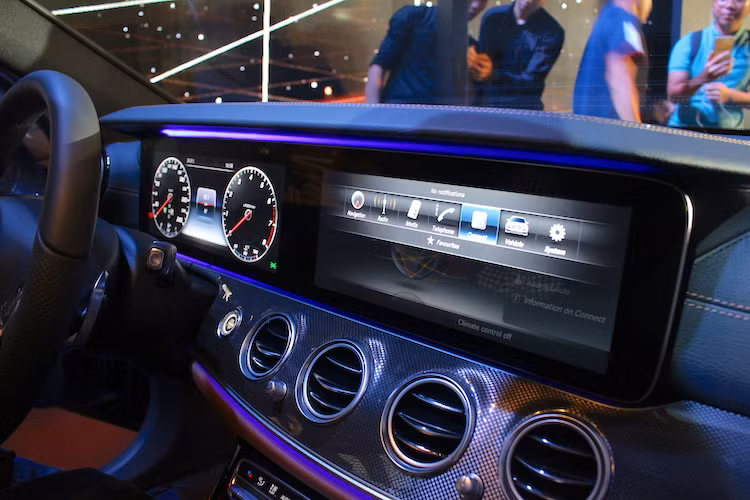 Hệ thống giải trí COMAND của E-Class mới được tích hợp sẵn hệ thống dẫn đường &amp; GPS tích hợp bản đồ 3D sống động và trực quan độc quyền cho Việt Nam, cũng như khả năng truy cập Internet ngay trên xe. Xe cũng hỗ trợ sạc điện thoại không dây qua chuẩn Qi trên phiên bản E300 AMG và kết nối Apple CarPlay để đồng bộ với iPhone/iPad/iPod touch.