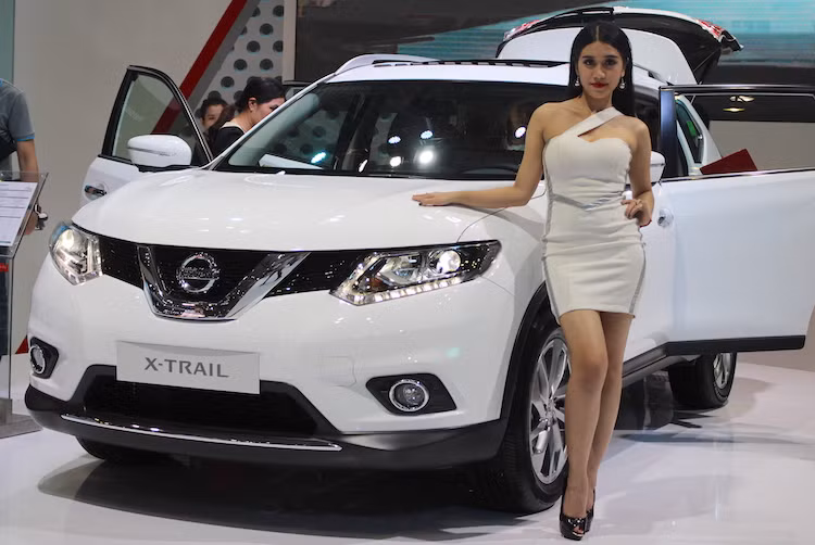 "Chân dài" đọ dáng cùng mẫu crossover mới ra mắt chưa lâu X-Trail tại khu trưng bày của Nissan.