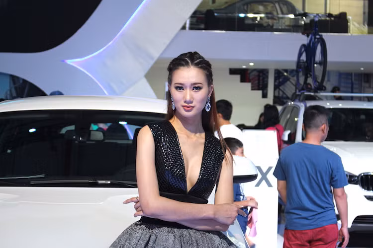 Vẻ đẹp đậm chất Á Đông của một "cô đào" tại khu trưng bày xe sang châu Âu BMW khiến khách tham quan không thể không dừng lại ngắm nhìn.