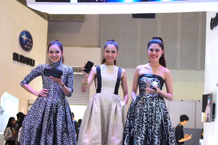 Dàn mẫu tại gian hàng của Samsung đang quảng cáo các sản phẩm công nghệ mới nhất của hãng.